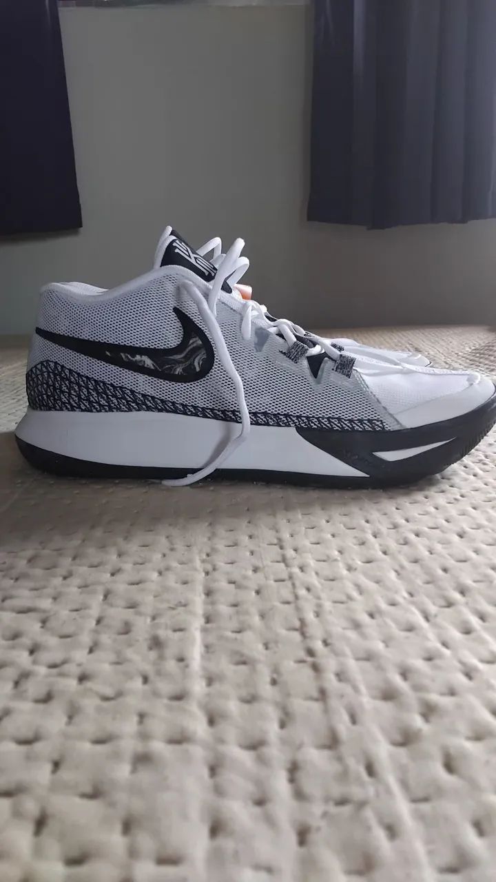 Tenis Nike Kyrie Flytrap 6 Black White  - Foto 2