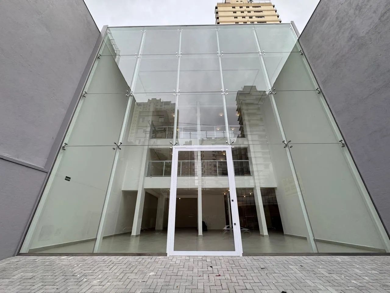 Prédio comercial na Avenida Jurema, 137  1555 m²