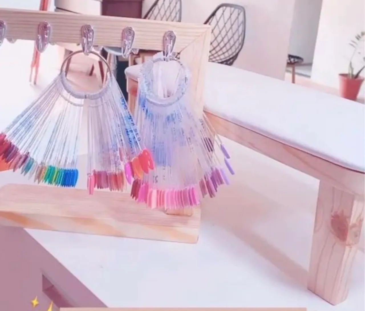 Apoio de mão e expositor de esmalte das gringas