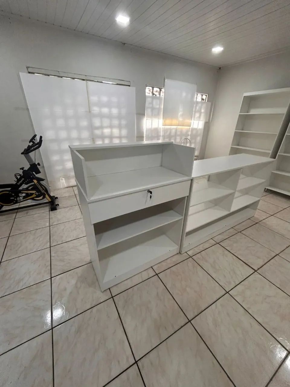 BALCÃO CAIXA ATENDIMENTO+ BALCÃO VITRINE CM VIDRO MDF NOVO  - Foto 4