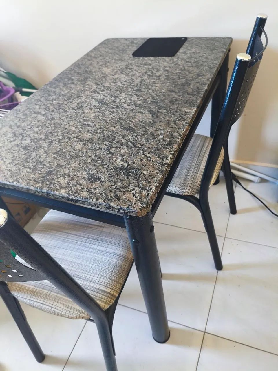 Mesa de mármore com 4 cadeiras 