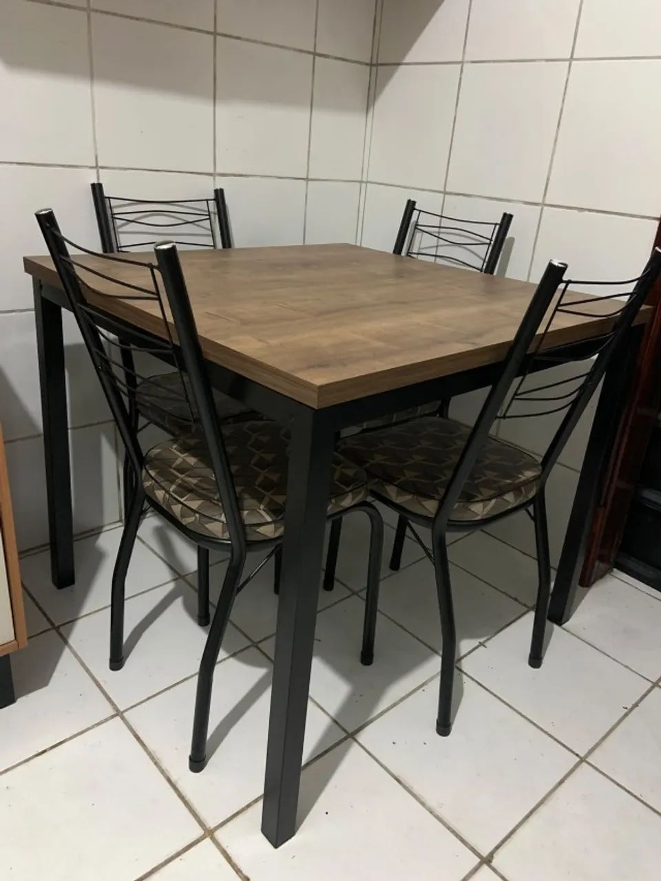 VENDO MESA COM 4 CADEIRAS - SEMINOVA! - Foto 2