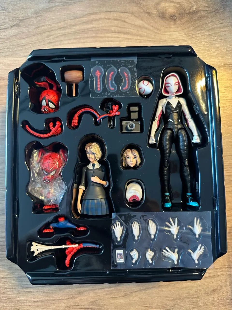 SV Action Gwen Stacy (Spiderverse) Mafex  - Foto 2