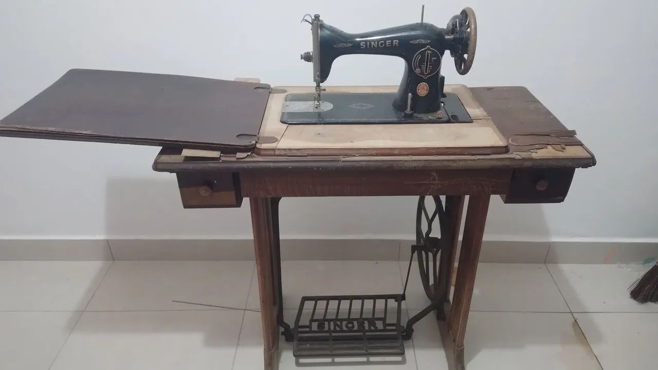 Máquina de costura singer com pedal 