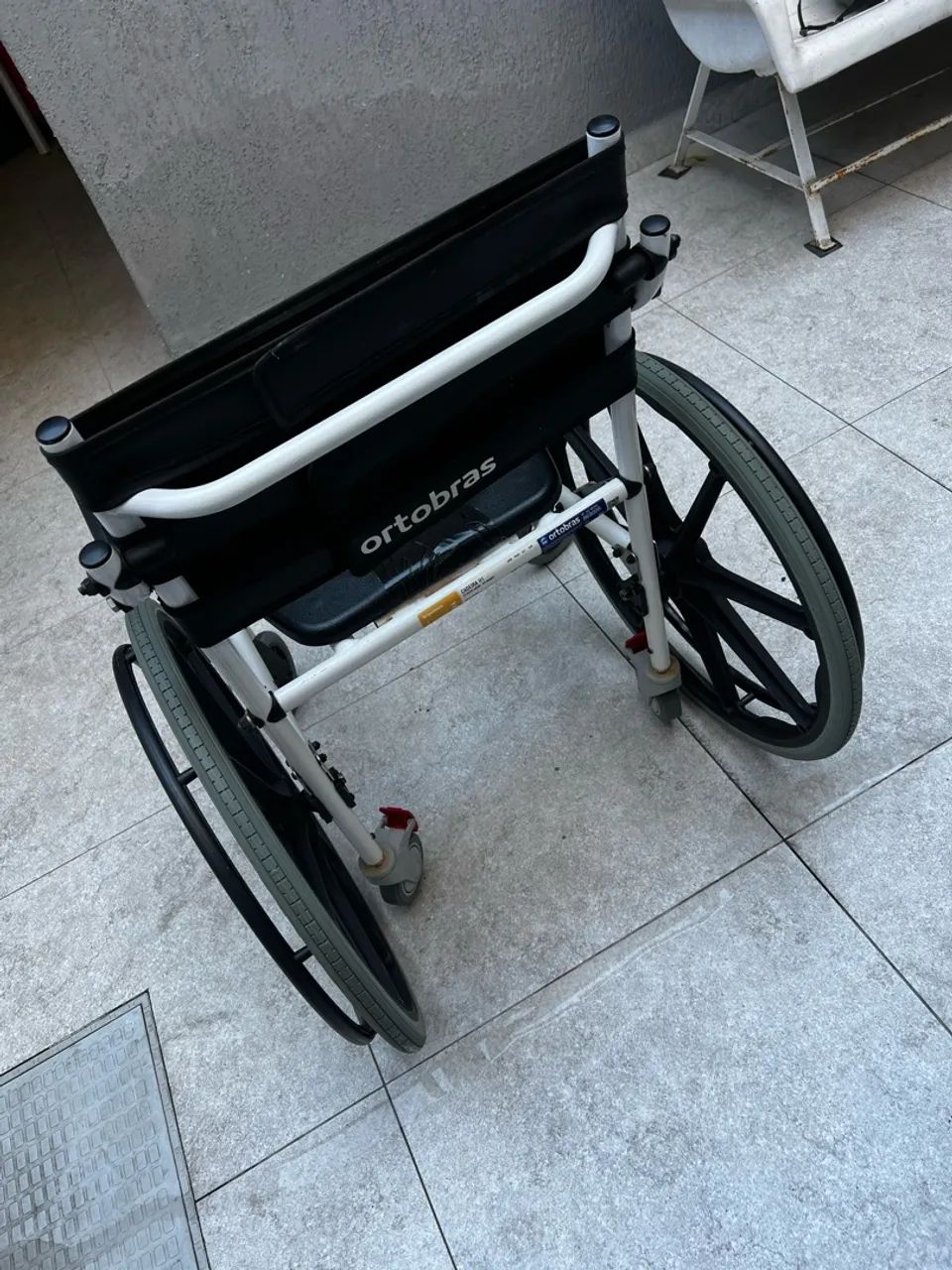 Cadeira de rodas higiênica H1