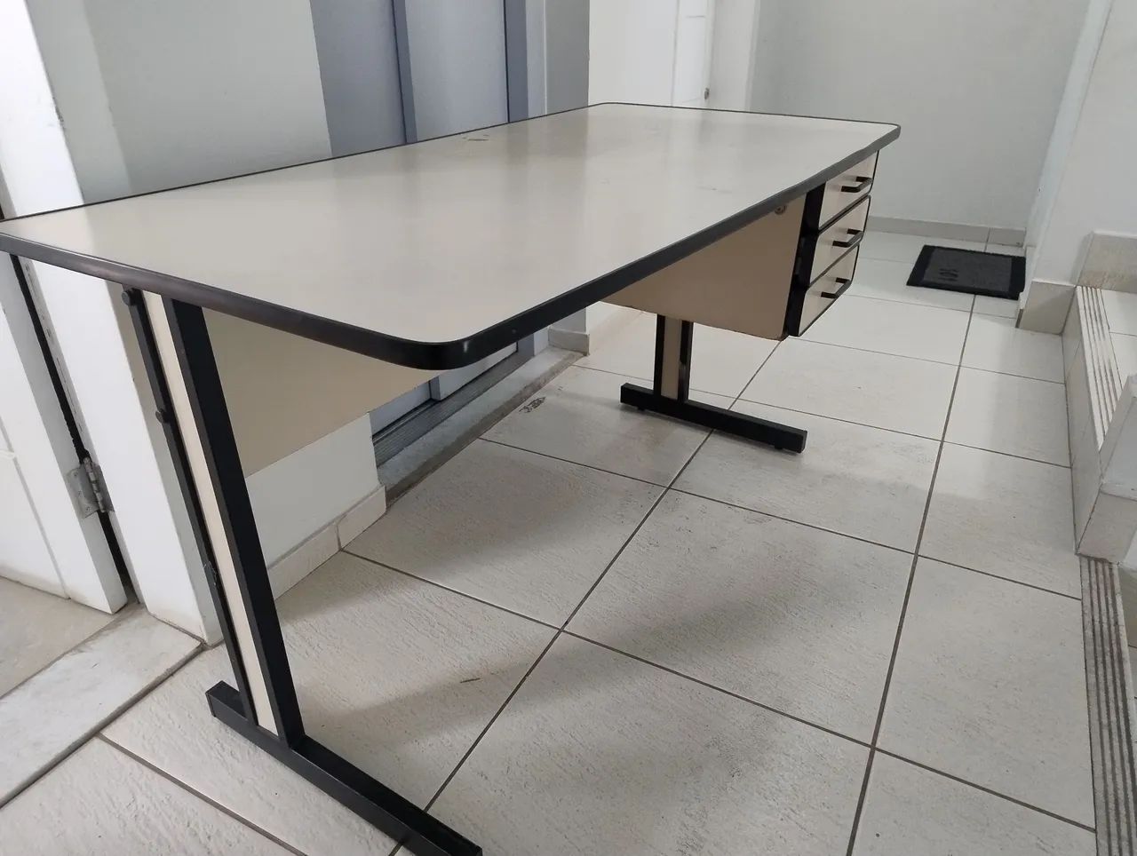 Mesa de escritorio con 3 gavetas - Foto 2
