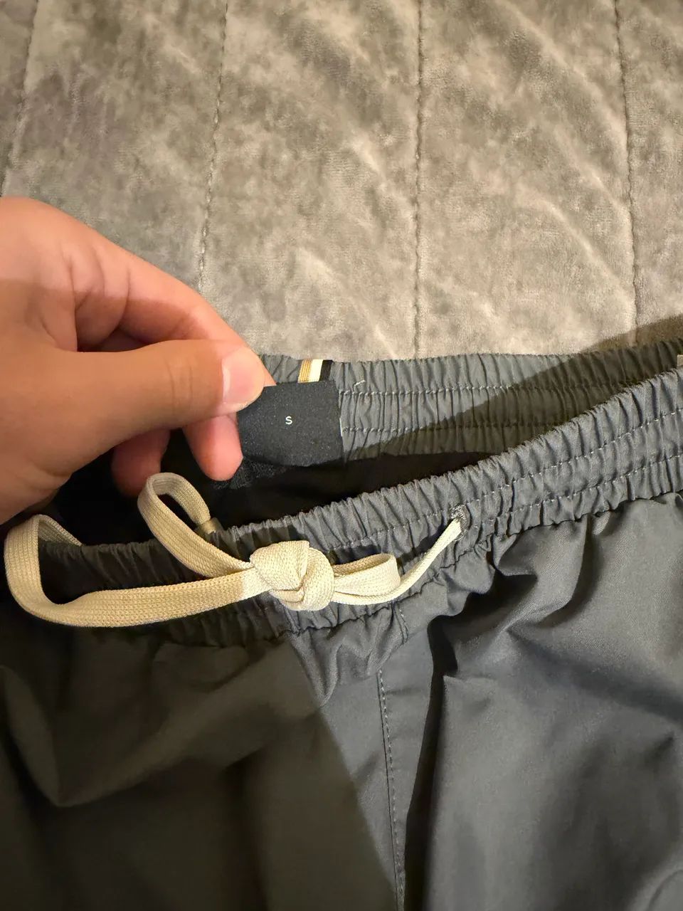 SHORT ORIGINAL HUGO BOSS CINZA TAMANHO P - Foto 3