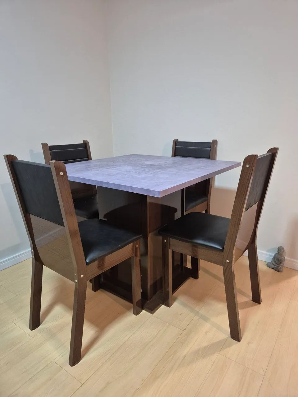 Mesa com 4 cadeiras