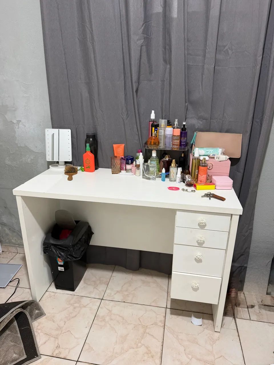 Escrivaninha / penteadeira 