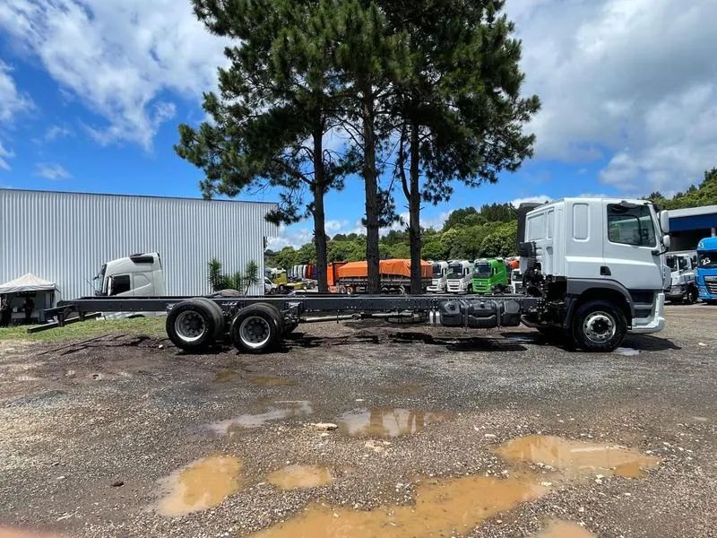 DAF CF 310 6X2 ANO 2023 COM 135 MIL KM - CHASSI 10 METROS - Foto 5