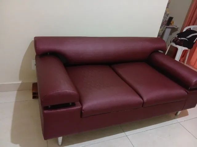 Sofá 2 e 3 Lugares  Vinho/Bordô - Elegância, Conforto e Modernidade para a Sua Sala!  - Foto 4