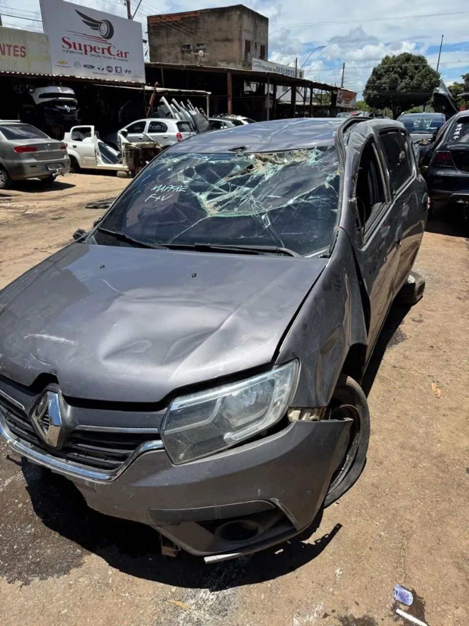 Sucata Sandero 3cc para retirada de peças 1