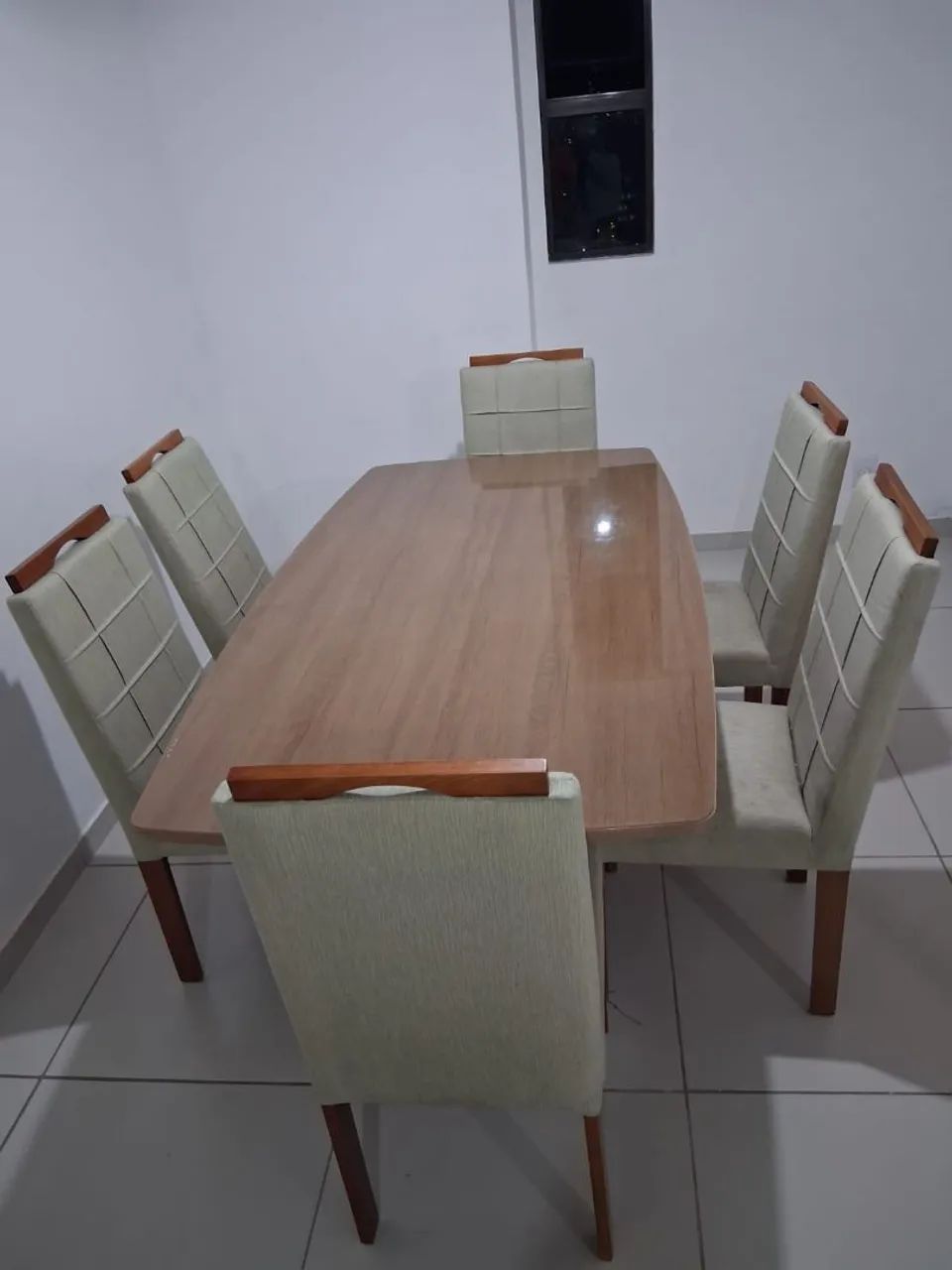 Vendo mesa de jantar em madeira com 6 cadeiras