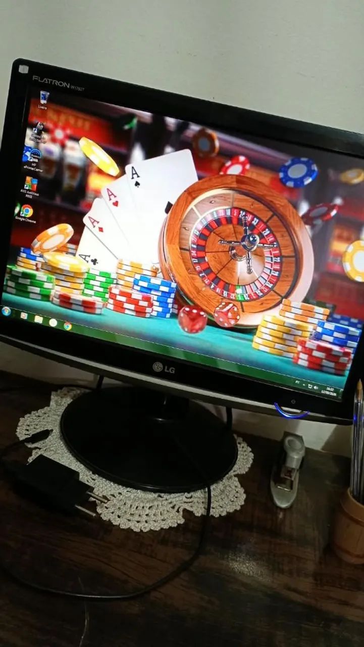 Computador, mesa e cadeiras  - Foto 2