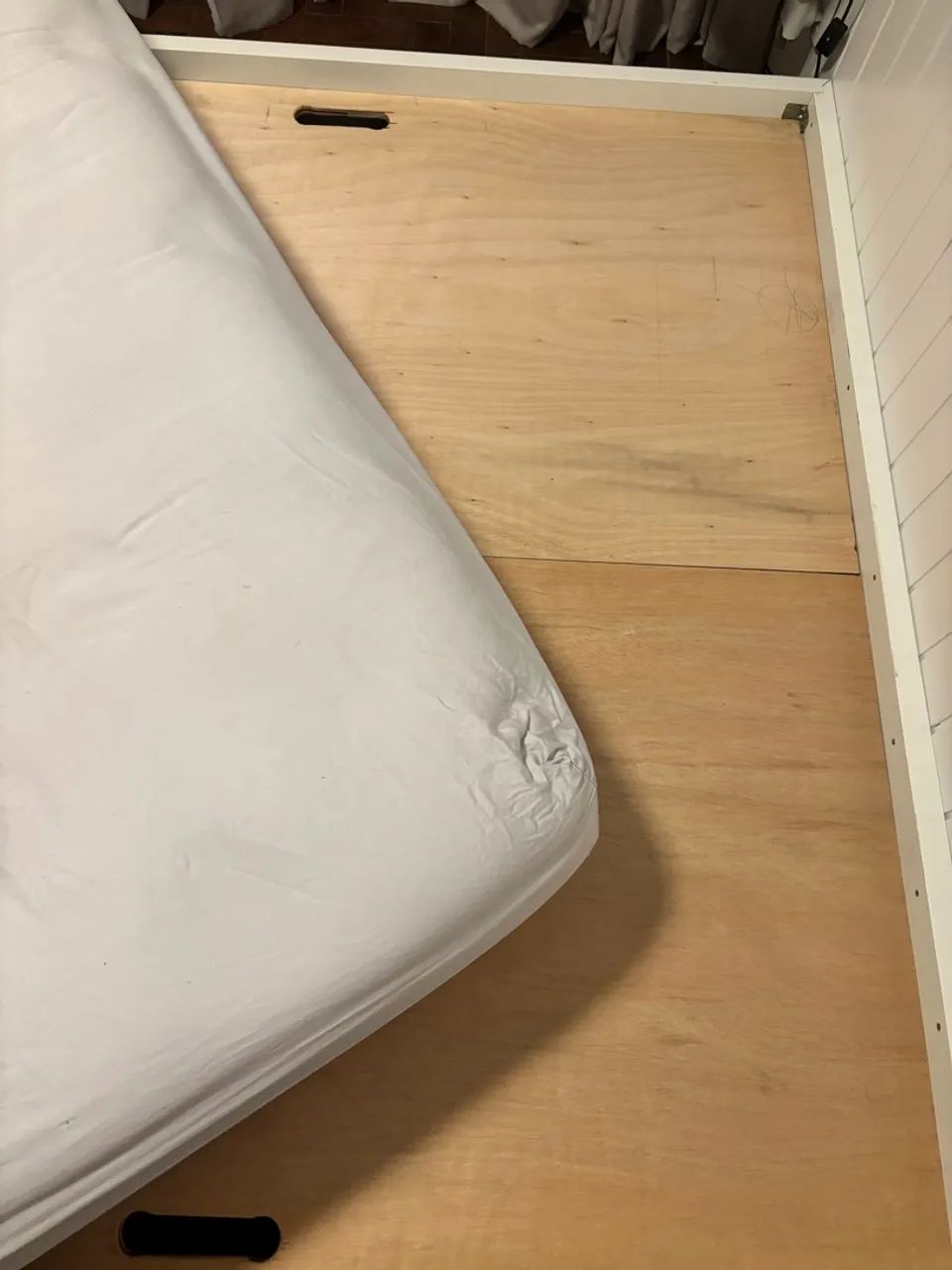 Cama Queen MDF verde com fórmica branca  - Foto 2
