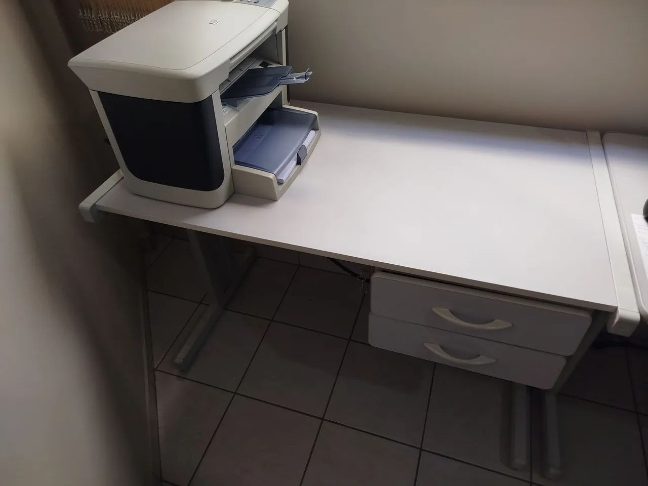 Mesa com 2 gavetas e chave