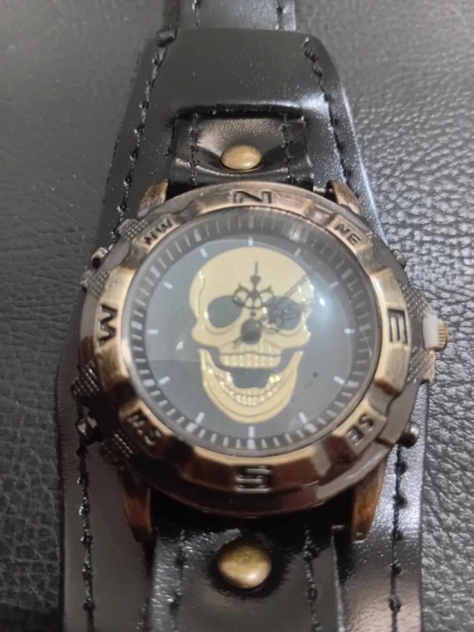 Relógio Caveira com pulseira de couro sintético - Foto 3