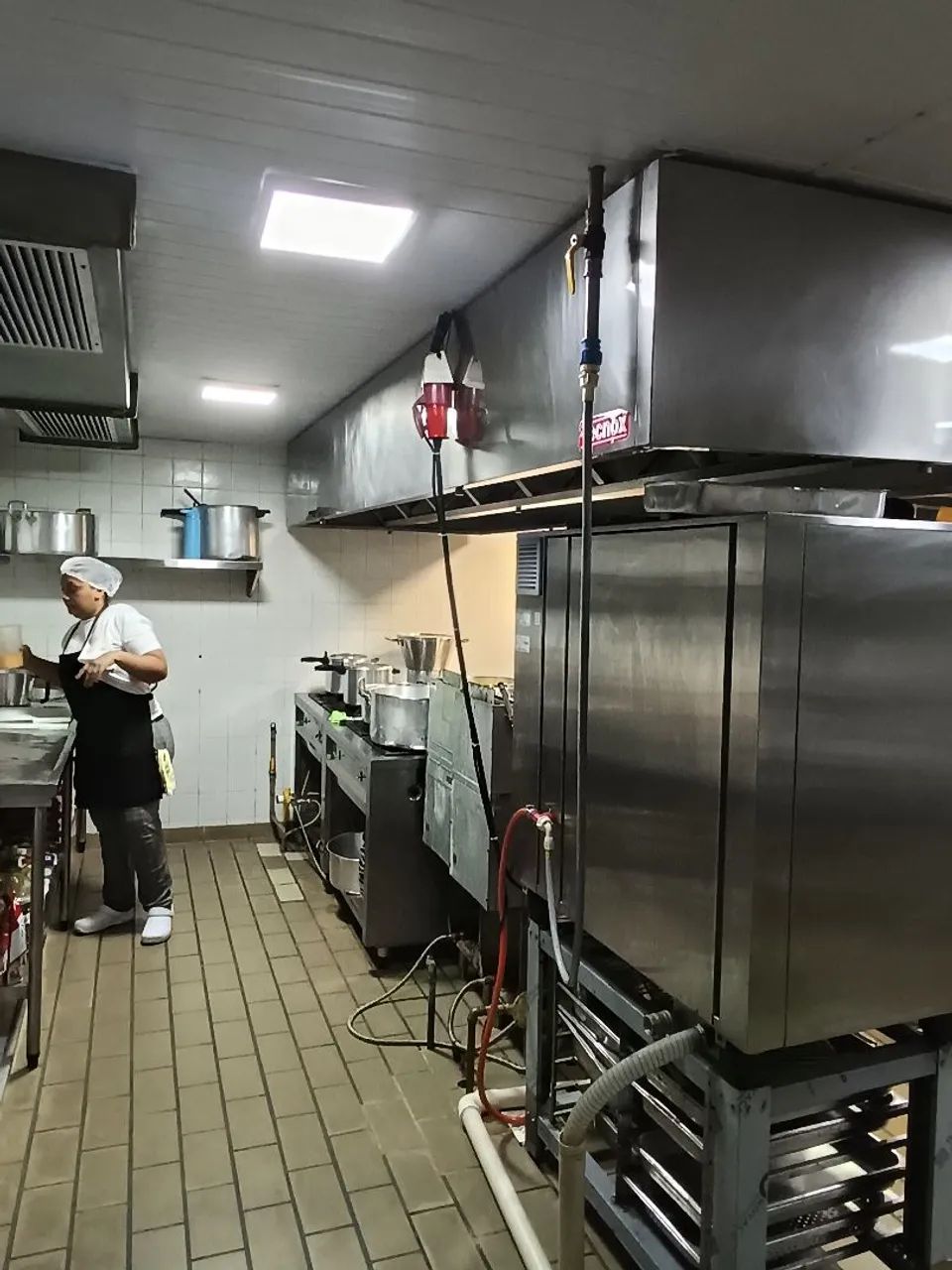 Procura-se pessoas qualificadas para trabalhar na área  restaurante.  - Foto 2