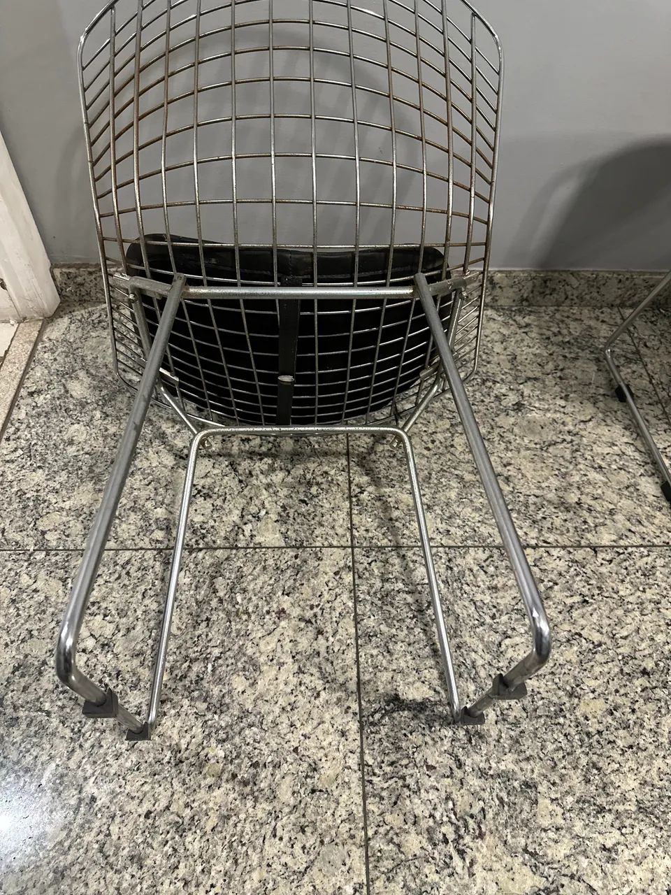 Cadeiras em ferro com assento em couro preto  - Foto 2