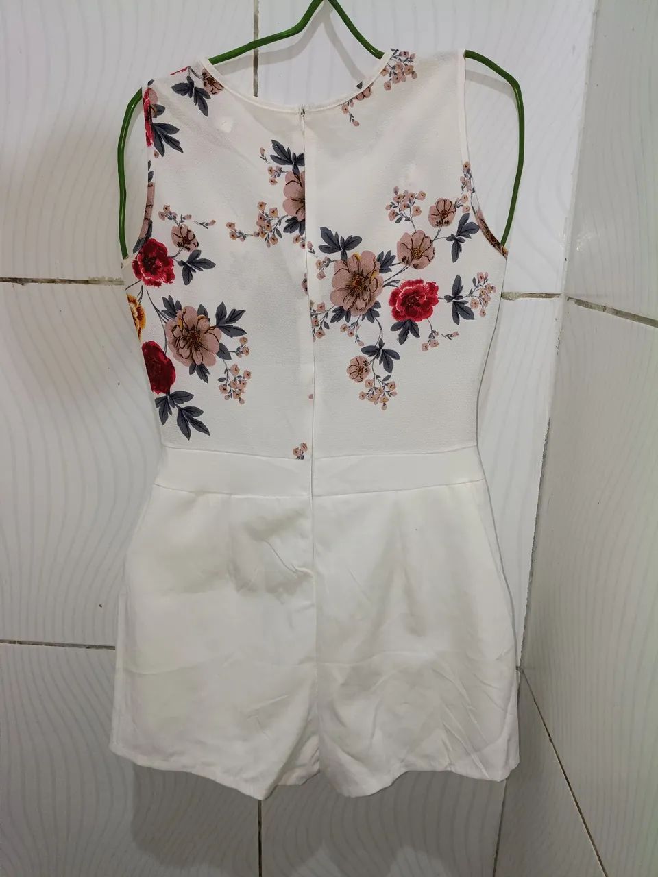 Macacão  Curto Branco Floral Feminino M  - Foto 4
