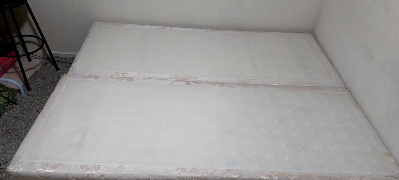 Vende-se cama Queen em bom estado, com base dupla separada, colchão de espuma. - Foto 2