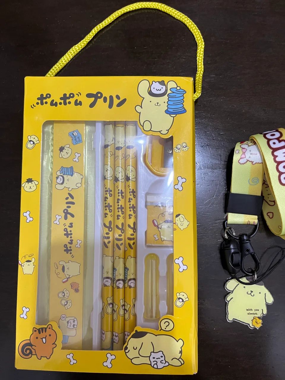 kit de escolar do personagem Pompompurin.