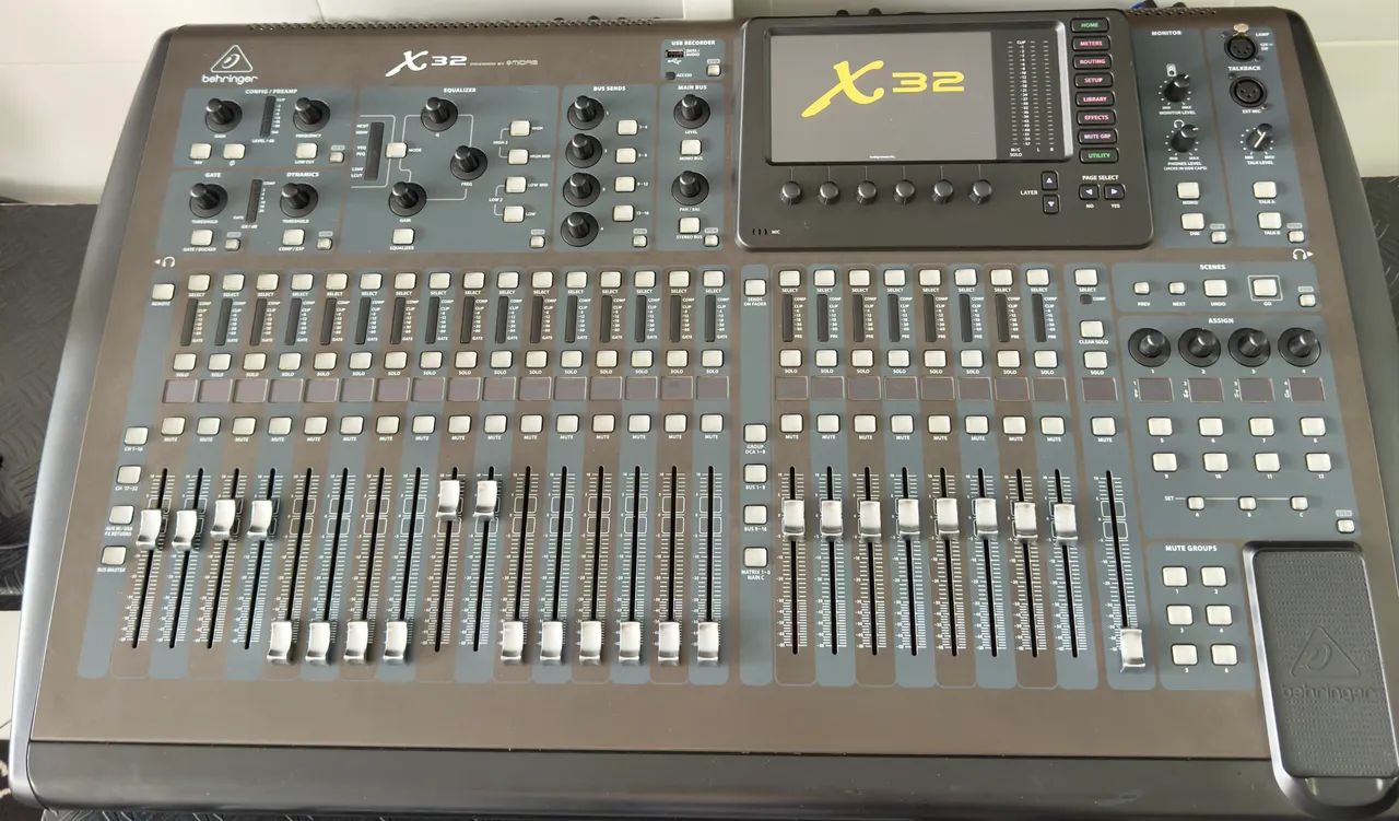 Mesa Digital Behringer X32 Full Pouquíssimo Uso em Casa - Foto 4