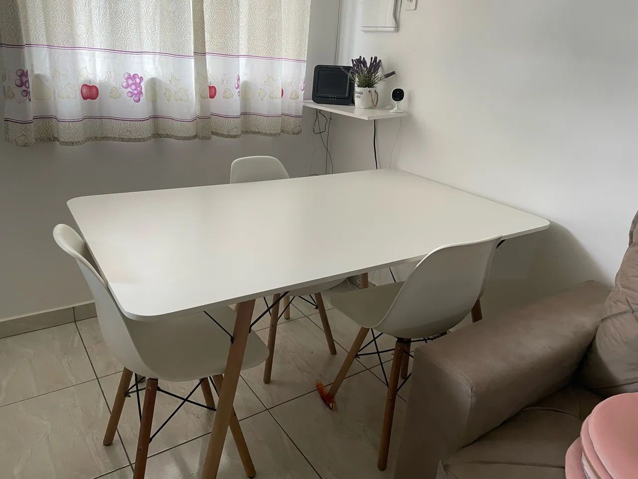 Mesa com 4 cadeiras 