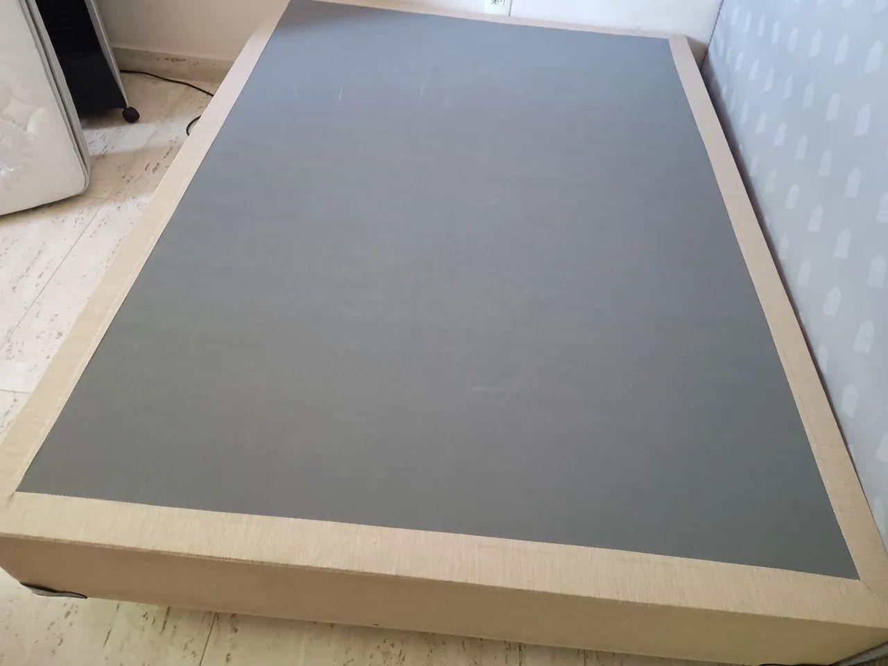 Cama de casal, box e colchão em ótimo estado.