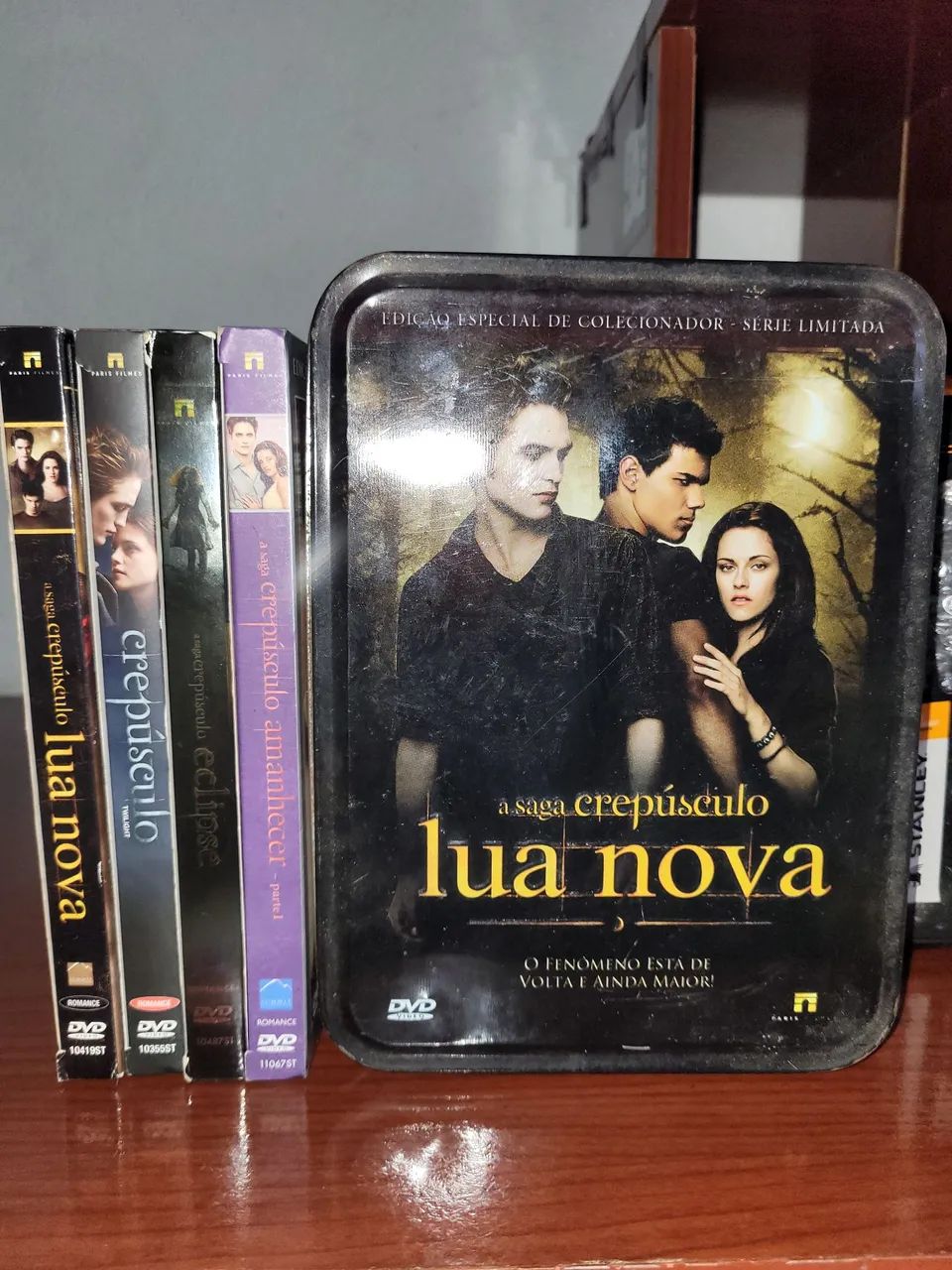   LATA COM DVDS DA SAGA CREPÚSCULO 1 DELES AINDA ESTÁ LACRADO ( SÓ RETIRADA  ) - Foto 4