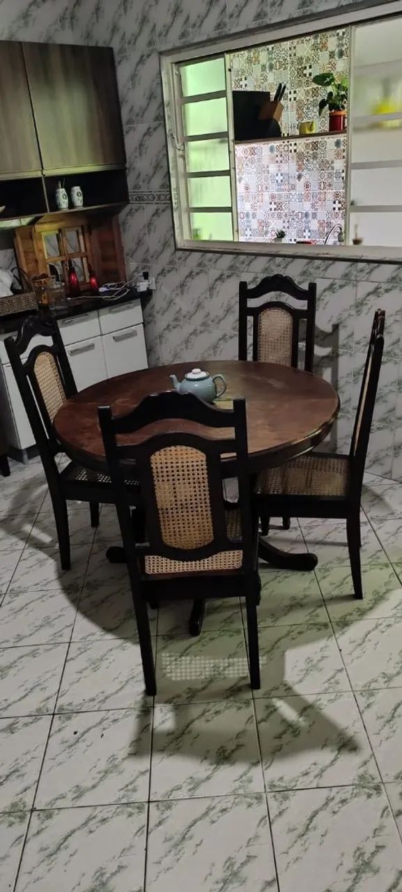Vendo mesa com 04 cadeiras - Foto 2
