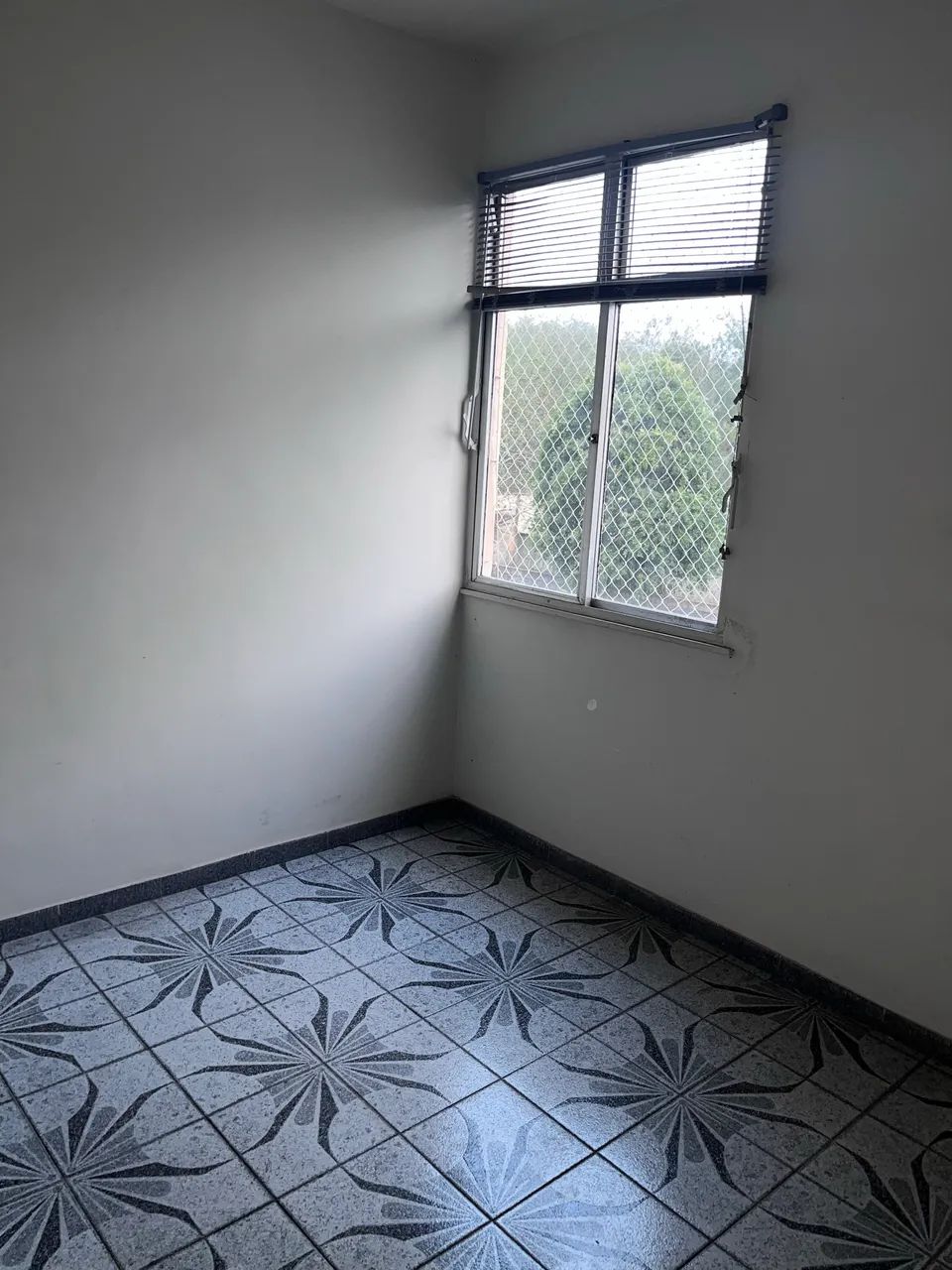 Alugo apartamento em Realengo.
