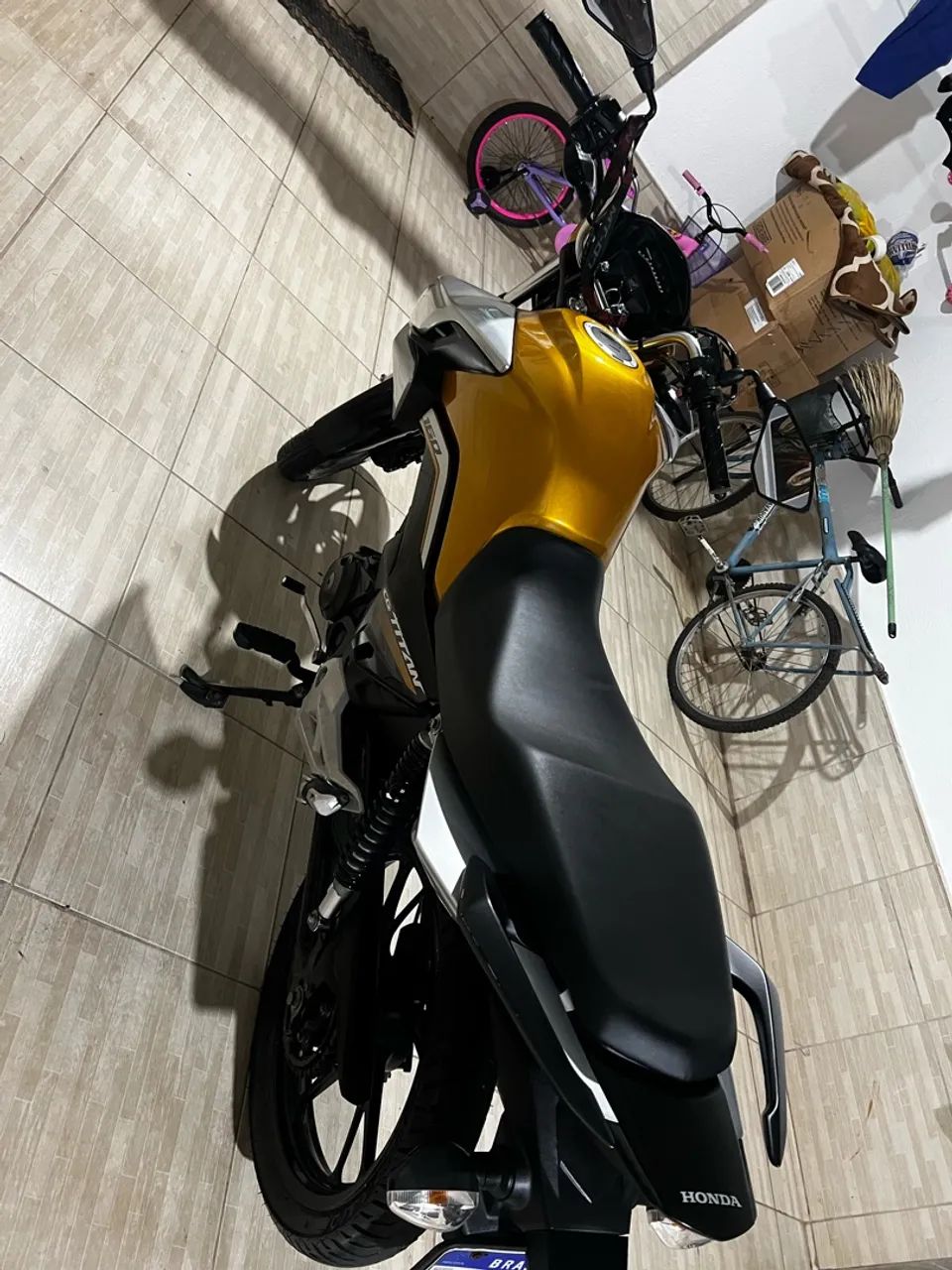 Titan 160 dourada 