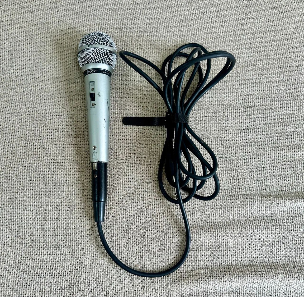 microfone dinâmico de mão com fio, modelo Groove DM-H300