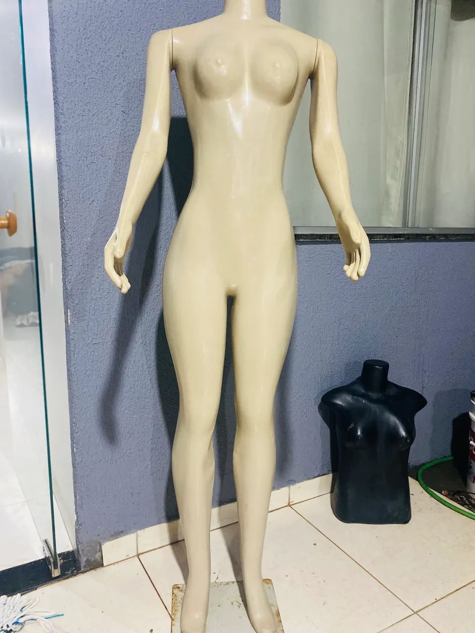 Manequim feminino corpo inteiro com braços e suporte em bom estado - Foto 3