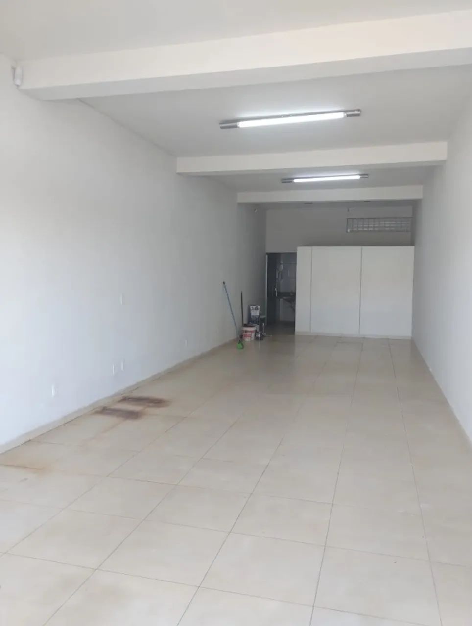 Aluguel de lojas em Sete Lagoas, 59m² cada, bairro Aeroporto. - Foto 2