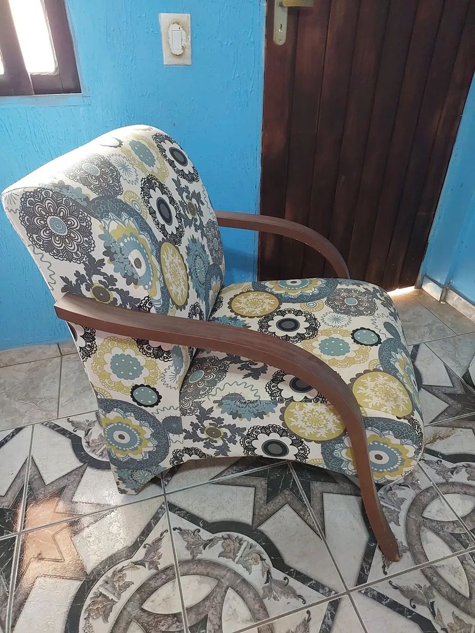 Poltrona de madeira estofada  - Foto 2