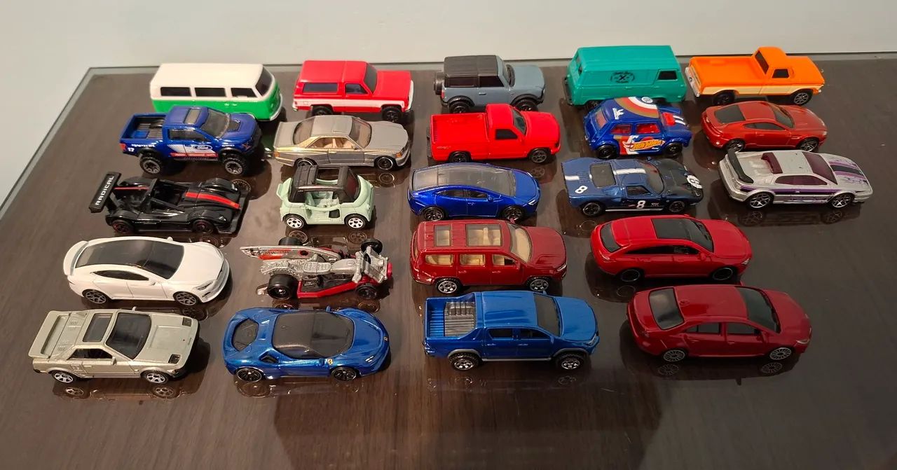 Lote de carrinhos Hot Wheels, Matchbox e Maisto
