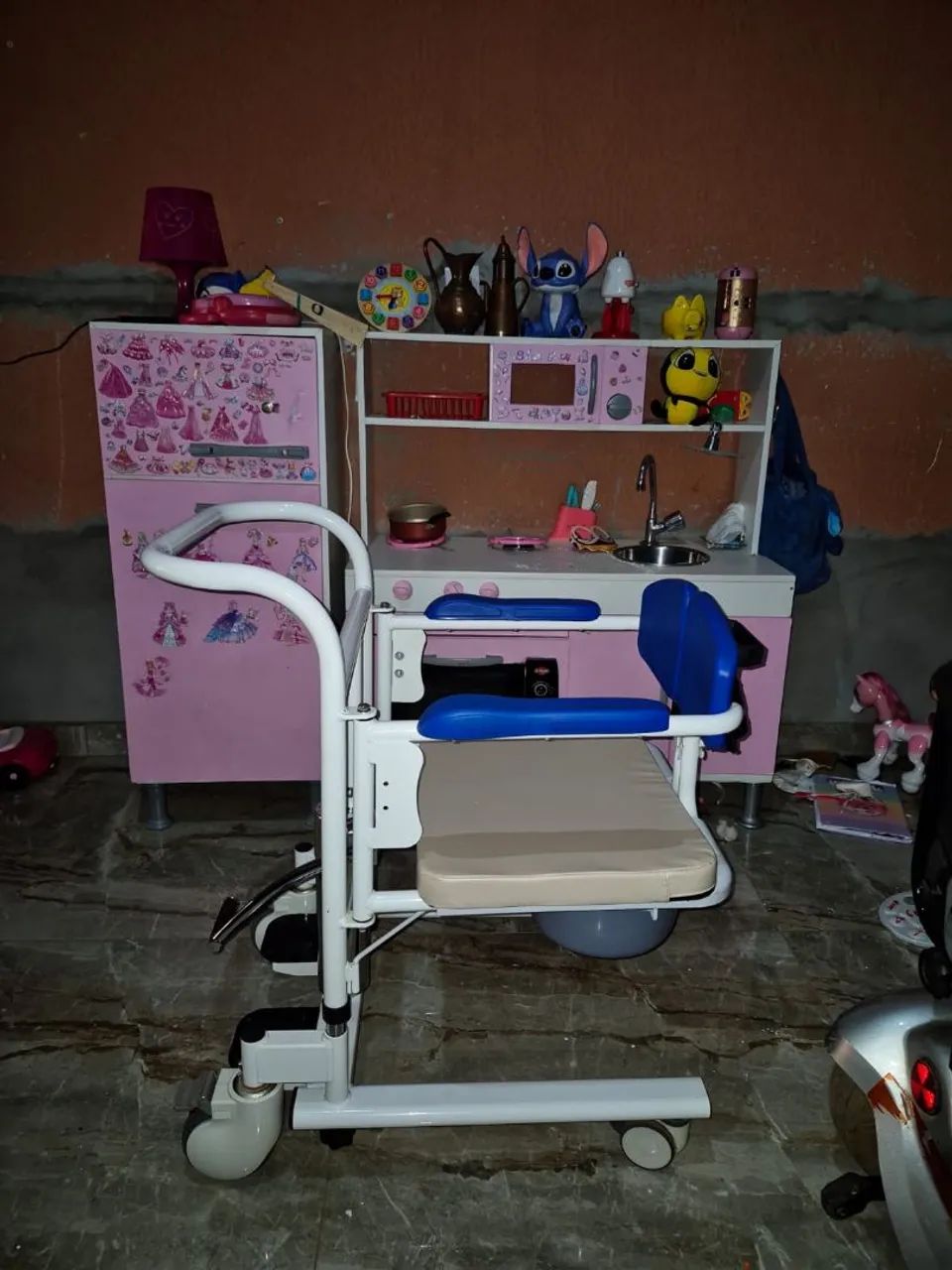 Cadeira de banho e carro elétrico para idoso 