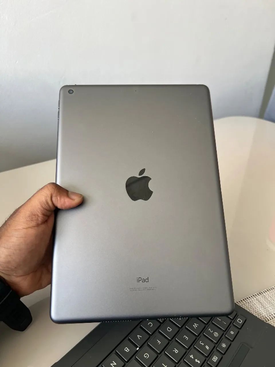Vendo iPad geração 8, 32gb com capa com teclado e ipencil  - Foto 2