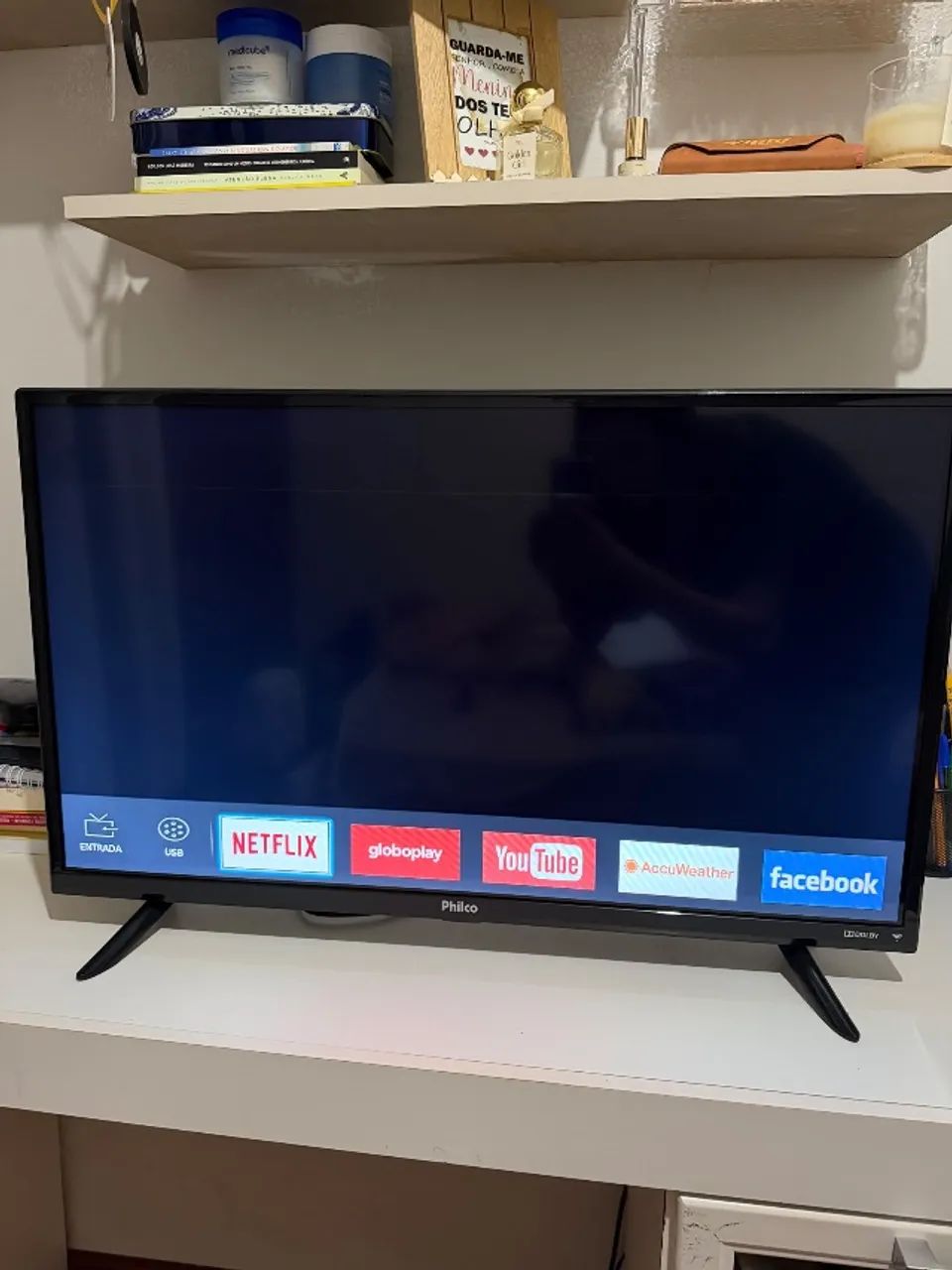 TV 32 polegadas Philco. Possui um risco horizontal na parte superior da tela