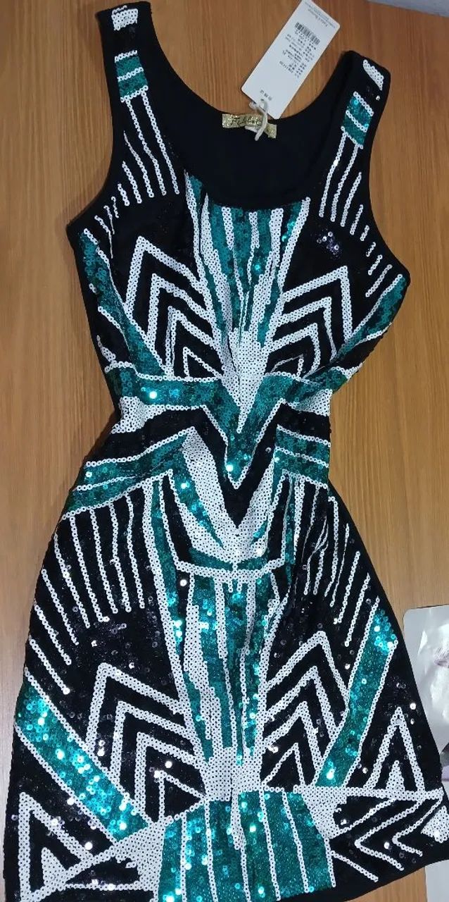 Roupas novas em oferta.