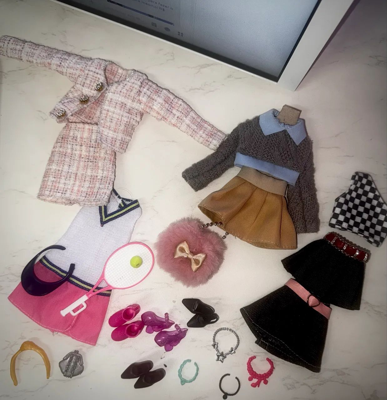 Lote de roupas e acessórios Barbie