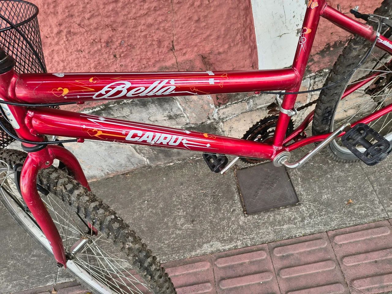 Bicicleta Vermelha Aro 26 com 21 Marchas, Garupa e Cestinho, ÓTIMA - Foto 4