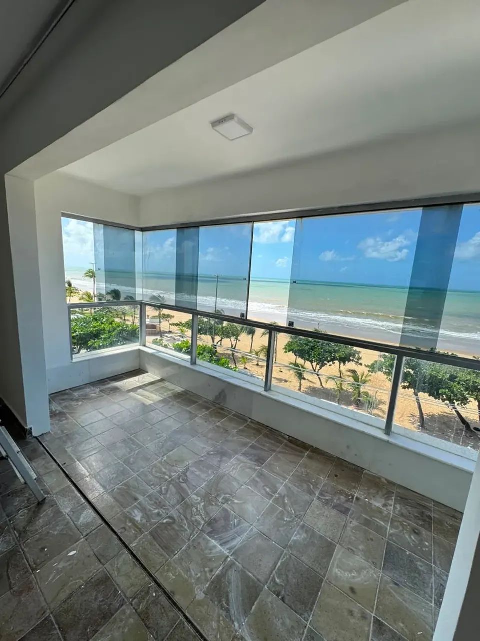 4 Qts, 2 Sts C/ Closet na Beira Mar. 237m2.
