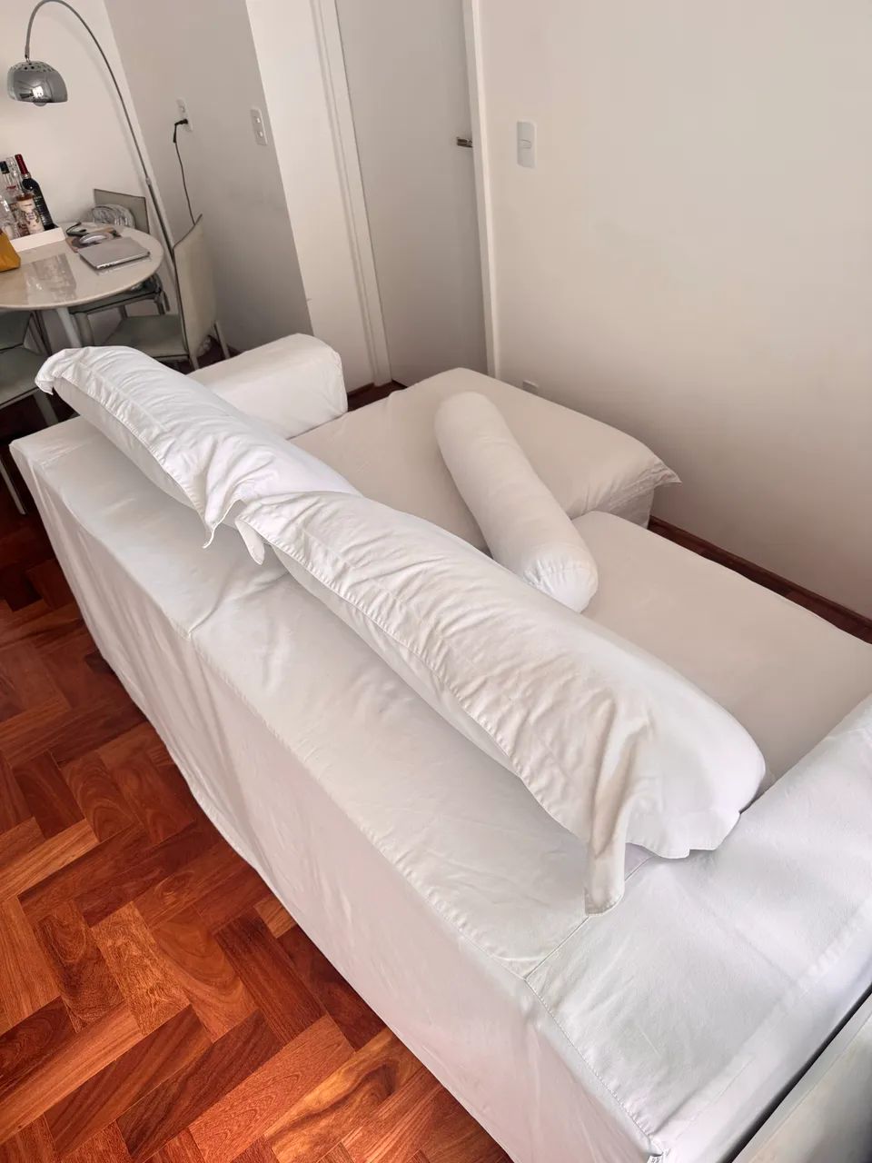 Sofá retrátil branco com capa - Foto 4
