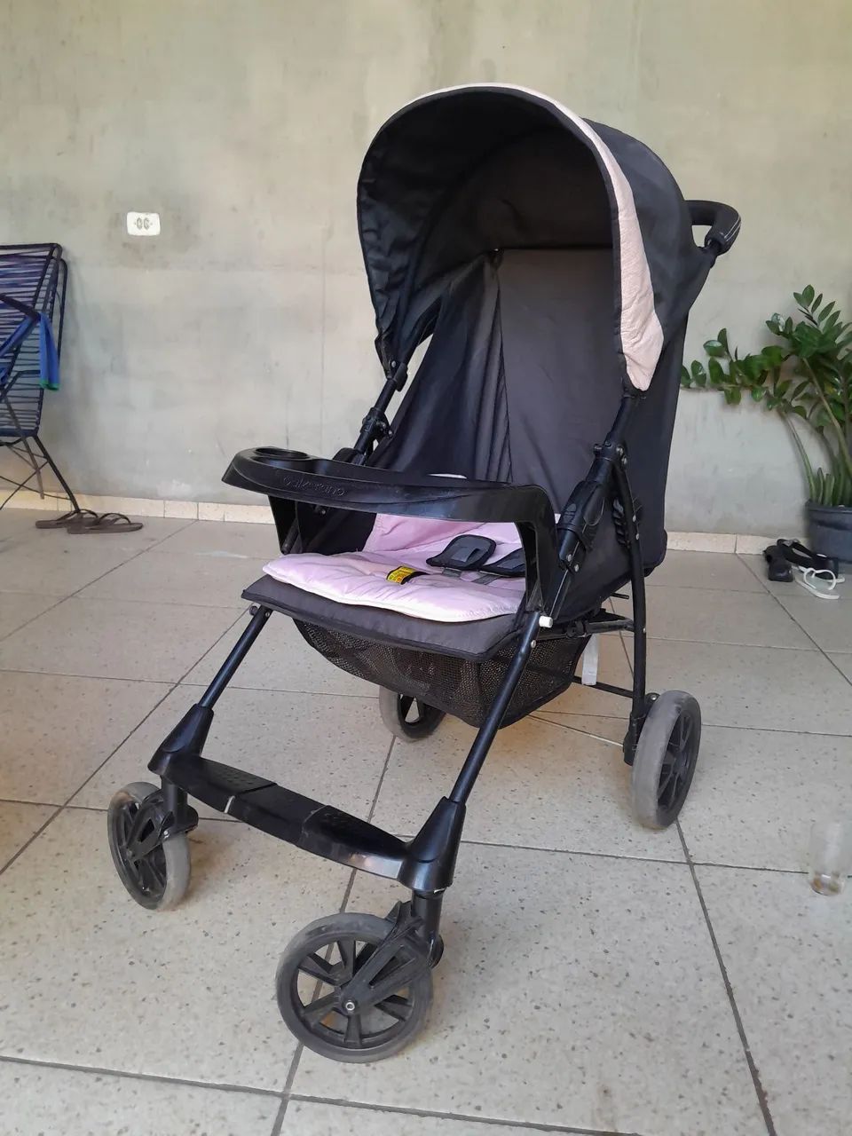 Carrinho de Bebê Seminovo Preto com Rosa  Leve e Dobrável - Foto 3