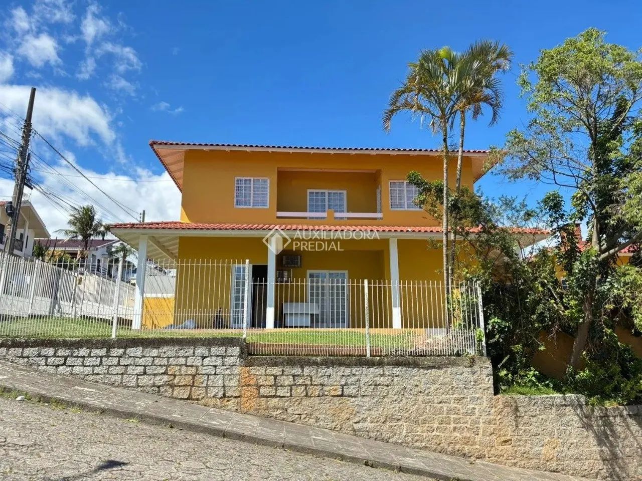 Ampla casa com edícula e churrasqueira no coração do Jardim Atlântico!