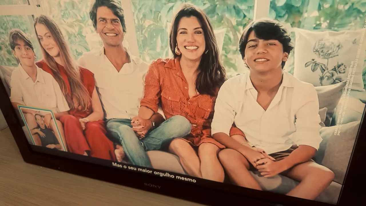 televisão LCD da marca Sony, modelo KDL-40BX405.