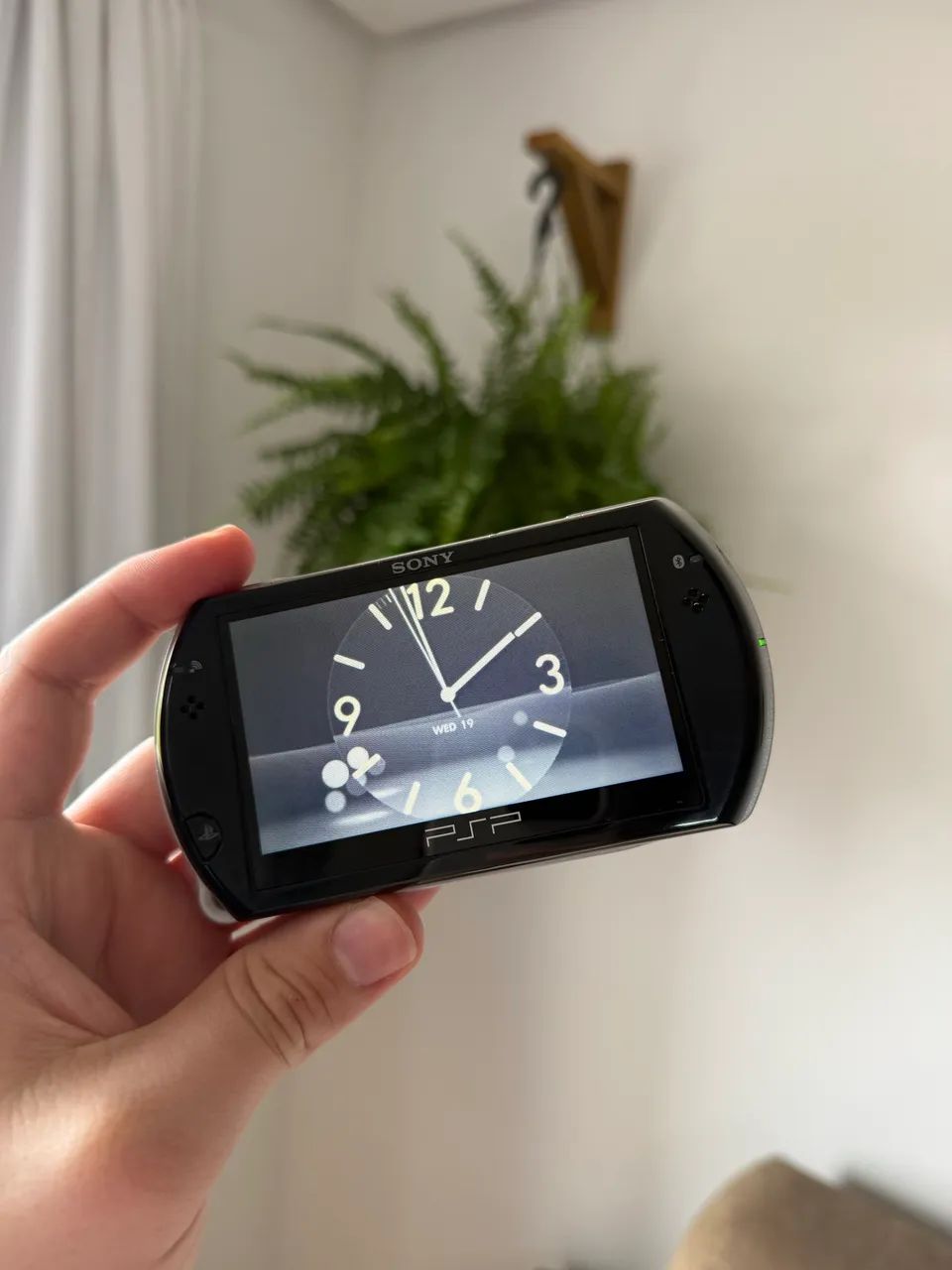 PSP GO + JOGOS - BEM CONSERVADO - Foto 2